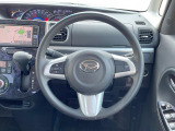 インテリアに合わせたデザインのステアリングは、運転される方のことも考え、運転しやすい形状、大きさです。是非一度、実際に触ってお確かめください。