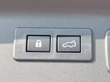 【パワーバックドア】スマートキーや運転席のボタンを押すだけでリアゲートが自動で開閉します!荷物を持っている時や、高い位置にあるバックドアを閉める際に便利な機能です♪