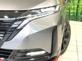 【LEDヘッドライト】悪天候や夜間走行時も良好な視界を確保し安心して運転できる高輝度LEDヘッドライトを装備!点灯速度が早く、消費電力も抑えられています。