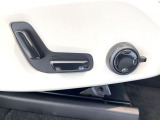 【メモリー機能付きパワーシート】ドライバーごとに設定したシート位置を記憶して、ボタン一つで切り替えできる便利な機能!運転する方が複数名いらっしゃるご家庭におすすめです。