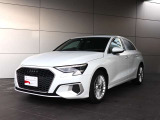 ●一目でAudiとわかる特徴的なシングルフレームグリル・LEDランプ。精悍なフロントマスクからAudiのスマートで上品なブランドを連想させてくれます。女性にも大変ご好評頂いております。