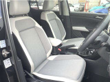 マイクロフリース素材を使用したスポーツコンフォートシート。欧州車らしく硬めのシートが体を程よくつつみこみ、長距離でも快適に運転できます。
