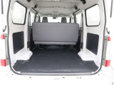 ボディサイズをフルに活用した広い荷室。積みやすい荷室形状を徹底追及、理想的なパッケージングを完成させました。