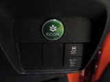 燃費を抑えるECON、横滑りを防ぐVSA等のスイッチ類は運転席の右側、手の届きやすい位置にあります。
