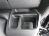 運転席側の手の届きやすい位置に、ドリンクホルダーと小銭などを入れて置けるトレイが付いています。