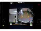 後方の視認性を高めるリヤビューカメラを搭載。死角となる左前方も同時に映せます。