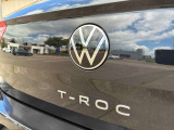 T-ROCのエンブレムがセンターに施されています。
