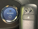 【スマートキー】カバンやポケットに入れたままでもドアの施錠・解錠が可能なスマートキーを装備。エンジンのオン・オフ時もカギを取り出す必要が無いからとっても便利です♪