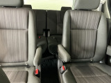 車外に出なくても運転席から3列目シートまで移動が可能です。子育てや荷物が多いときなど利便性が高いです
