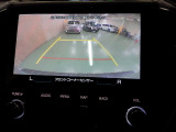 バックカメラの画像です。ガイドラインがスムースな車庫入れをサポートいたします。車庫入れの安心感がアップしますね。