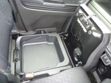 助手席座席下には、便利な収納がございます。一人で乗る際に、座面に荷物を置くとブレーキで落ちてしまうなどの心配が無くなります♪座面を跳ね上げて、荷物を安心して置いて、運転に集中しましょう♪