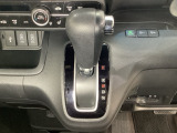 CVT車のセレクトレバーです。低速から高速まで、変速ショックのないスムーズな走りを実現するとともに、エンジン効率のよい領域を維持することで燃費にも貢献します。