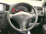 インテリアに合わせたデザインのステアリングは、運転される方のことも考え、運転しやすい形状、大きさです。是非一度、実際に触ってお確かめください。