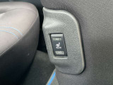 助手席のサイドに後席用のシートヒータースイッチを装備。運転者の方からも後席の方もすっとてを伸ばすと届く位置にあります。