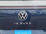 ID.BUZZのエンブレムがセンターに施されています。