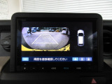 バックカメラの画像です。ガイドラインがスムースな車庫入れをサポートいたします。車庫入れの安心感がアップしますね。