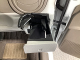 運転席側にドリンクホルダーを装備♪