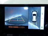 【パノラミックビュー】・・・車両の前後左右に搭載した4つのカメラにより、クルマを真上から見ているような映像を表示。運転席から確認しにくい車両周囲の状況を把握できます。
