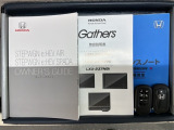 スマートキーは鍵をバッグに入れたままでもドアロックの開閉やエンジンのON・OFFができます。夜間や雨の日も鍵を探さなくて良いので便利です。
