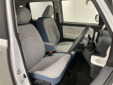 ベンチシートは、背もたれと座面が広く開放的です。また、助手席から運転席に移動がスムーズに行えます。