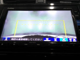 バックカメラの画像です。ガイドラインがスムースな車庫入れをサポートいたします。車庫入れの安心感がアップしますね。