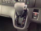 インパネシフトを採用しているので、前席の足元も広々としています。運転席と助手席の行き来もスムーズです!
