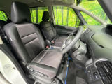 運転席まわりには十分なスペースがあり、大柄な方でもゆったり運転していただける環境です。