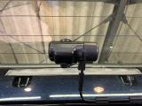 【ドラレコ・後方カメラ】届きにくい後方の視界を映像でカバーし、トラブルの抑止力にもなります。万が一の際、状況を正確に証明できる安心感が、毎日のドライブに落ち着きと確かなゆとりを添えてくれます。