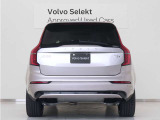 XC90は、使い方の幅を広げる7シーター仕様。洗練された佇まいの中に、高い実用性を秘めています。室内に足を踏み入れば、そこはまさに北欧のリビングルーム。落ち着きある明るい雰囲気をご堪能ください。