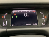 デジタル表示のスピードメーターとタコメーター、燃費やオドメーターなどの表示の他に、ホンダセンシング機能などの表示もできる多機能なマルチインフォメーション・ディスプレイです。