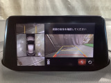 360度モニターは、4つのカメラによる前後左右・俯瞰映像でドライバーからは見えない領域の危険認知をサポート!全周囲の死角を減らし、狭い駐車場や幅寄せ、T字路の進入などの運転の安心感を高めますッ!