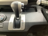 CVT車のセレクトレバーです。低速から高速まで、変速ショックのないスムーズな走りを実現するとともに、エンジン効率のよい領域を維持することで燃費にも貢献します。