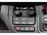 運転席と助手席の温度設定の変更が可能な左右独立タイプのデュアルエアコンです♪♪♪暑がりな人・寒がりな人も誰もが車内を快適にお過ごしいただけます♪♪♪