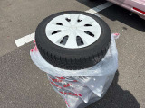 【冬タイヤ車載】雪や氷の上でも優れた制動力と操縦安定性を発揮。スタッドレスタイヤが冬の悪路での事故リスクを低減し、安心感を提供します。