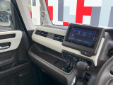 助手席周辺はこのようになっております。運転手だけでなく助手席に一緒に乗られる方も広々と快適にお乗り頂けるような設計です!各種装備を次の写真からご案内いたしますのでご覧ください。