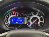 【メーターまわり】ドライバーから見やすい位置にあって安全運転に寄与します。メーターも見やすくてシンプルなデザインになっております。