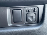 【電動格納ミラー】サイドミラーは電動格納式となっており、狭い駐車場でもキズがつくリスクを抑えられます。