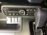 オートエアコンで、毎日のドライブを快適に。温度、風量を自動で調整し、理想的な車内環境を提供します。