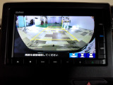 バックカメラの画像です。ガイドラインがスムースな車庫入れをサポートいたします。車庫入れの安心感がアップしますね。