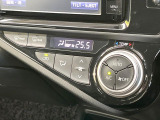 【オートエアコン】一度お好みの温度に設定すれば、車内の温度を検知し風量や温度を自動で調整。暑い&hellip;寒い&hellip;と何度もスイッチ操作をする必要はありません。快適な車内空間には必須の機能ですね♪