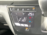 【オートエアコン】一度お好みの温度に設定すれば、車内の温度を検知し風量や温度を自動で調整。暑い&hellip;寒い&hellip;と何度もスイッチ操作をする必要はありません。快適な車内空間には必須の機能ですね♪