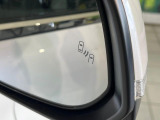 【ブラインドスポットモニター】走行中、ドアミラーの死角になりやすい箇所に後続車が接近するとサイドミラーのレンズに警告を表示!ドライバーに注意喚起をしてくれます。
