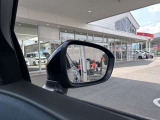 BSW(後側方車両検知警報)レーダーセンサーにより、死角になりやすい後側方の車両を検知。車線変更するとき、隣接車線に車両がいる場合は、ドアミラーのランプが光って注意喚起してくれます。