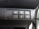 パーキングセンサーや横滑りを防ぐVSA等のスイッチ類は運転席の右側、手の届きやすい位置にあります。