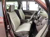 フロント広々、ベンチシートの運転席は、ハイトアジャスターが付いているので、快適にドライブができます。ハンドルはテレスコピック機能で、ハンドル位置を上・下・手前・奥に調節できます。