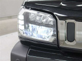 LEDヘッドライトには、ハイビームで走行中に先行車や対向車を検知した時、部分的に遮光し、先行車や対向車に配慮しながら高い視認性を確保できるADB(アダプティブドライビングビーム)が採用されています。