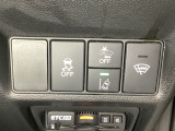 Hondaセンシング用の、VSA(ABS+TCS+横滑り抑制)解除と路外逸脱抑制機能のオンオフスイッチなどはハンドルの右側に装備しています。