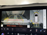 バックカメラの他に上から見下ろしたような画像が見れるアラウンド(全方位)モニター。前後左右を把握できる、すごい機能が装備されています!