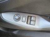 軽量化を図るためドアミラーは電動で調節できますが、開閉は手動になります。窓はパワーウィンドウです。