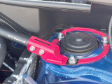【STIタワーバー】お車の剛性を高めるタワーバーを装備。よりスムーズなコーナリング走行が可能となり、走りも楽しめます。